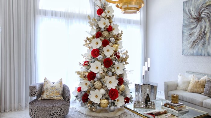 Christmas tree decoration with flowers